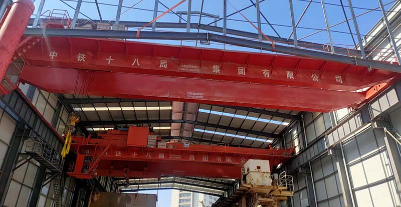 地铁站55t-26.5m板钩起重机