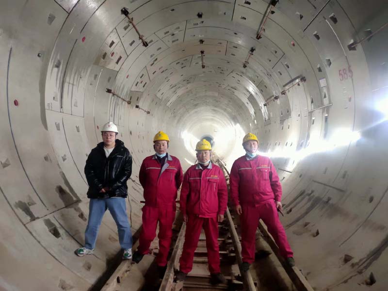 青岛地铁隧道施工人员